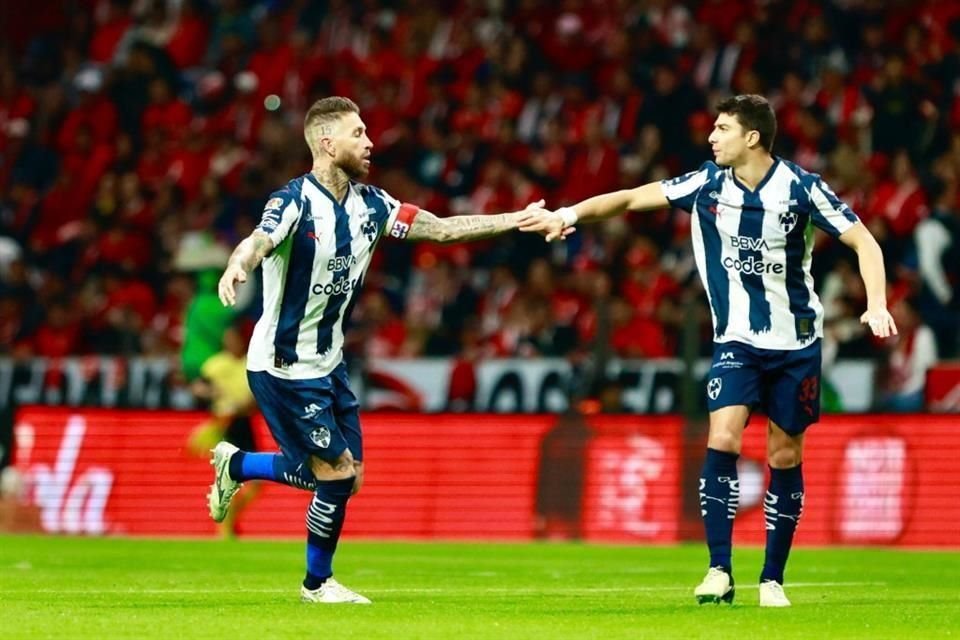 Sergio Ramos revitalizó a Rayados en Toluca con un penalti tras recibir el tercer tanto.