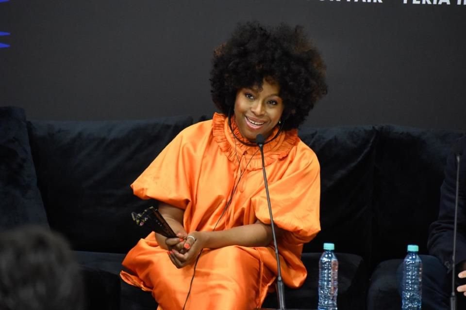 Tras cancelar en un primer momento, Chimamanda Ngozi Adichie acudió a la FIL.
