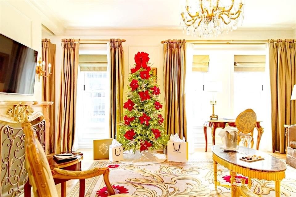 Y qué decir de las habitaciones con sus mullidas y níveas camas, sus molduras perfectas, sus salas de estar y los impecables cuartos de baño con todo y tina.