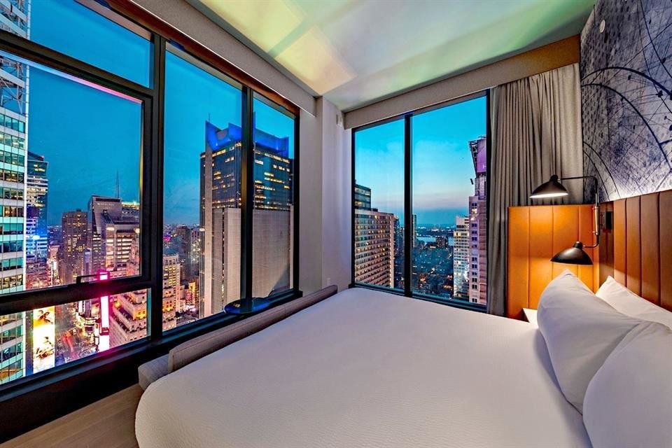 Para quienes han soñado con ver, al menos una vez en la vida, el descenso de una luminosa bola para recibir el Año Nuevo, el Tempo by Hilton New York Times Square es una buena opción por la zona.