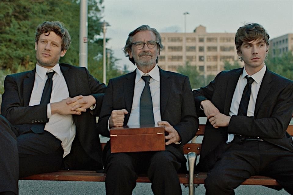 La película 'Divorciados' explora con humor la soledad, las crisis emocionales y la fragilidad masculina de un padre y sus hijos.