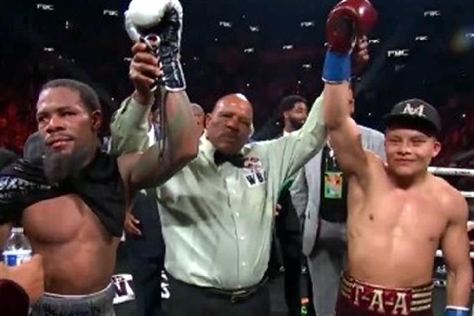Isaac Cruz sigue siendo el campeón interino del CMB en el peso Superligero tras un empate mayoritario ante Lamont Roach Jr.