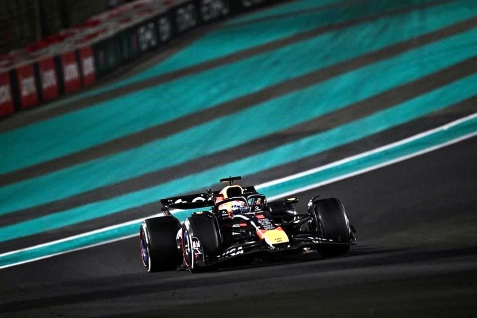 Max Verstappen cumplió en la pista, pero los McLaren terminaron ganando en la estrategia y su quinto título tendrá que esperar.