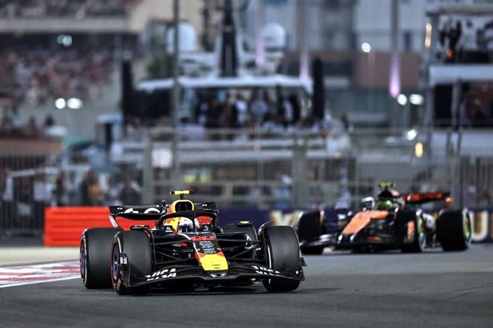 Yuki Tsunoda intentó 'detener' a Norris, pero no lo logró y fue penalizado con 5 segundos.