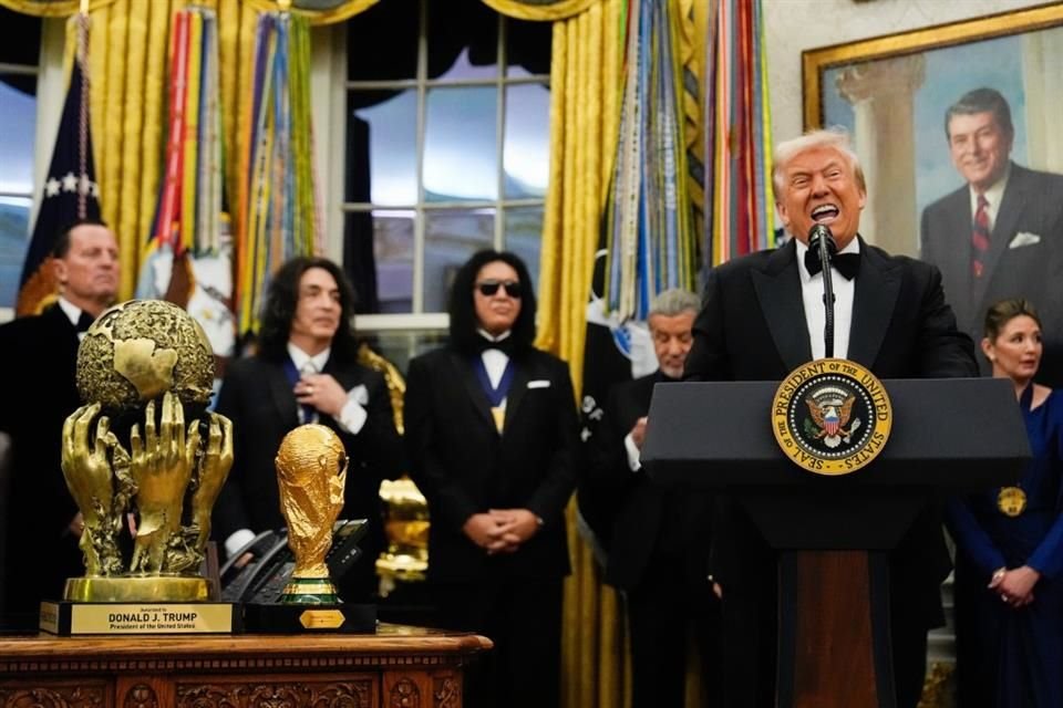 Trump está asumiendo un papel que en el pasado han tenido el periodista Walter Cronkite y el comediante y némesis de Trump, Stephen Colbert, entre otros.