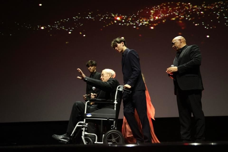 El dos veces ganador del Óscar estuvo acompañado por su esposa Shakira y por Diesel en la alfombra roja del evento, además de sus tres nietos, Taylor, Miles y Allegra.