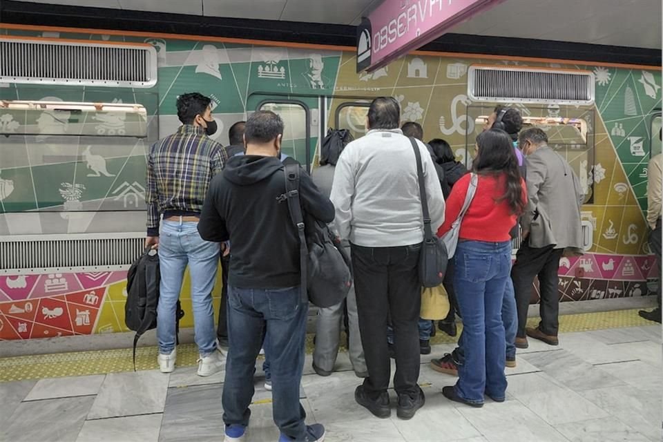 La aglomeración de usuarios es común, debido a la irregularidad en el intervalo de trenes.