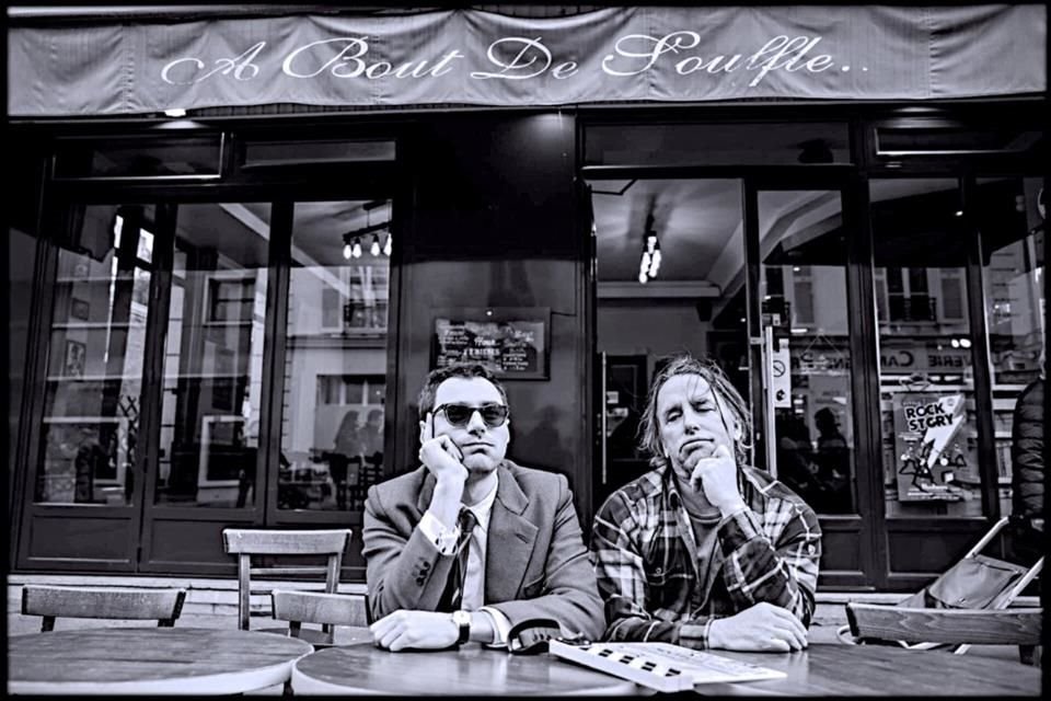 El filme incluye cameos de figuras clave como Truffaut, Rohmer y Varda, pilares de la Nueva Ola.