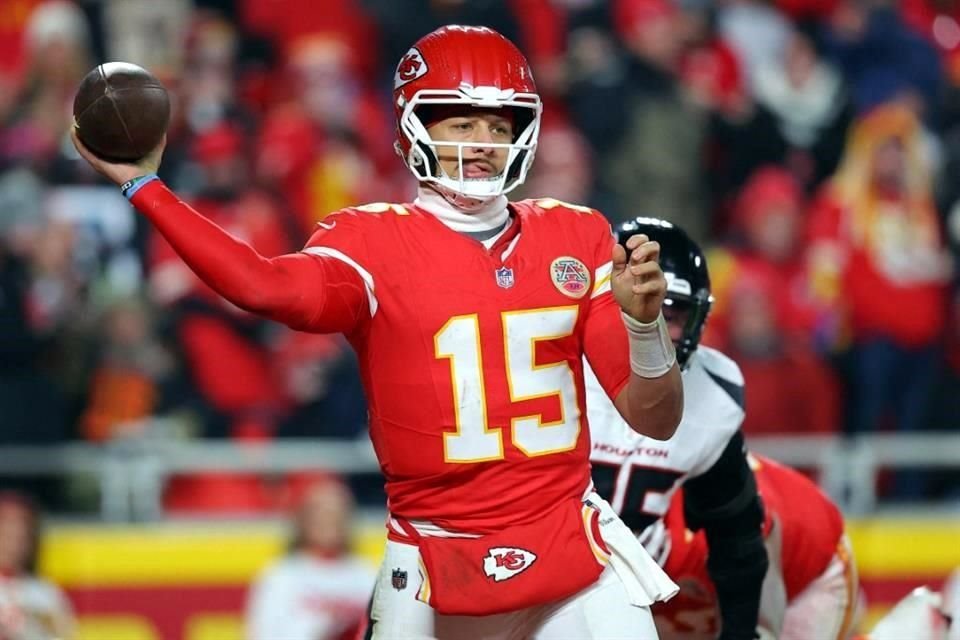Patrick Mahomes fue secado por la defensiva de los Texans, quienes lo interceptaron tres veces y lo capturaron otras dos.