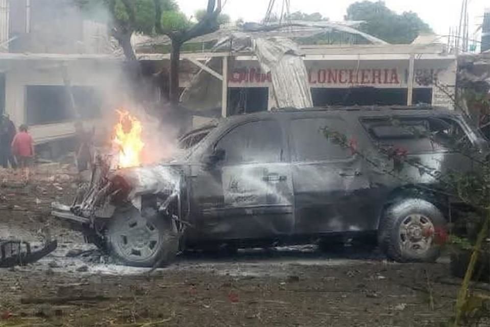FGR inició carpeta de investigación tras explosión de un coche bomba frente a la sede de la Policía Comunitaria en Coahuayana, Michoacán.