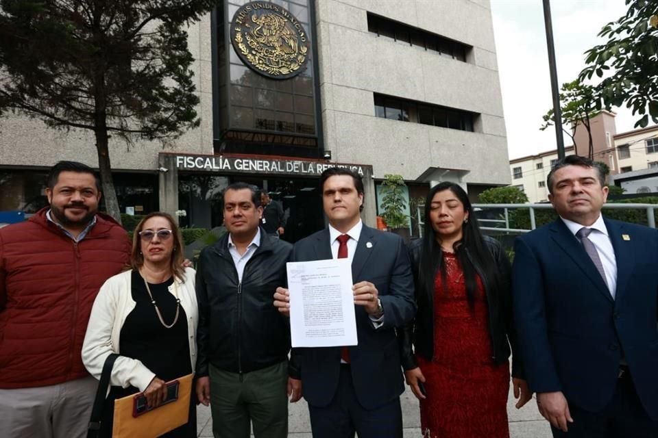 Morenistas y el Presidente del Congreso de Tamaulipas afuera de la FGR.