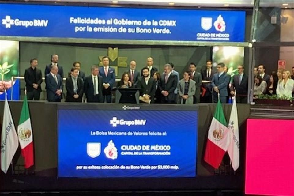 Autoridades capitalinas en la apertura de operaciones de la BMV.