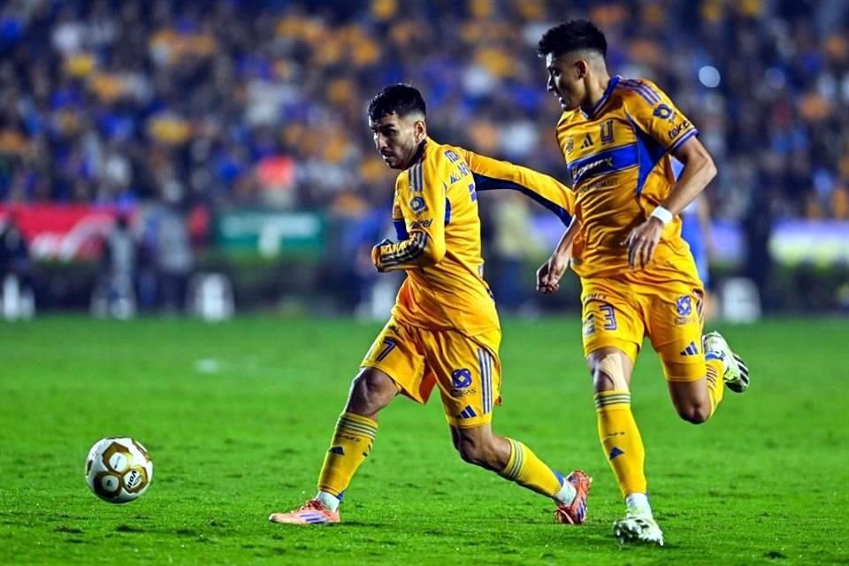 Ángel Correa y Marco Farfán llegaron este semestre y se ganaron a pulso la titularidad con Guido Pizarro.