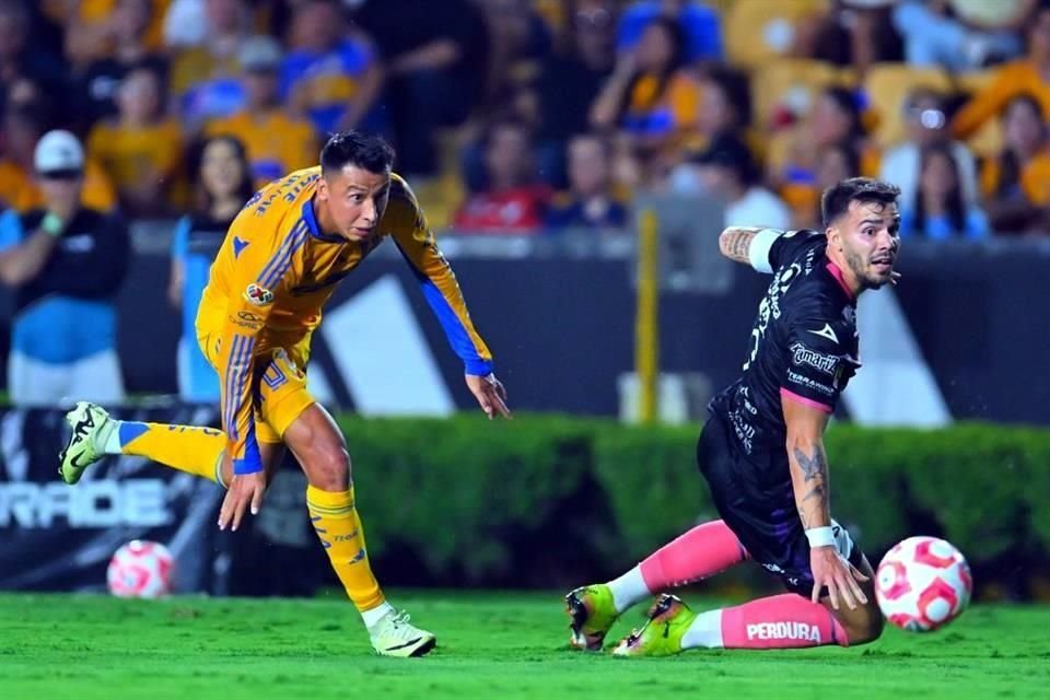 Édgar López no ha logrado consolidarse en los felinos, pero va por el título ante su ex.