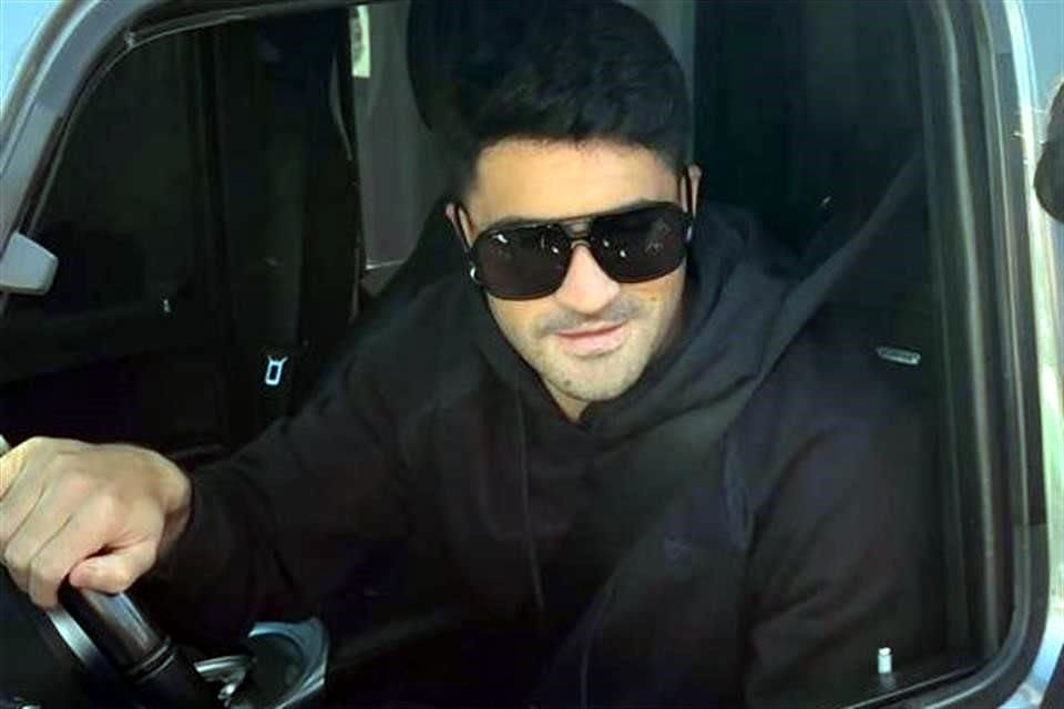 Ibáñez, quien está en duda para la ida, atendió a algunos aficionados al salir de la práctica.