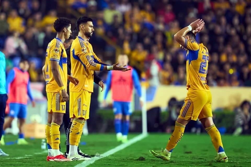 Jesús Angulo (der.) salió de cambio en el partido contra La Máquina por dolencias en la rodilla izquierda.