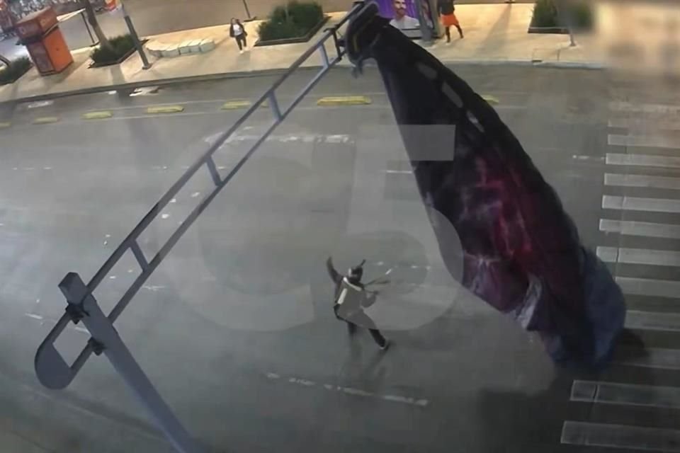 Un paracaidista de EU se atoró en un semáforo de la Colonia Centro, en la Alcaldía Cuauhtémoc, tras una falla al arrojarse de una avioneta.