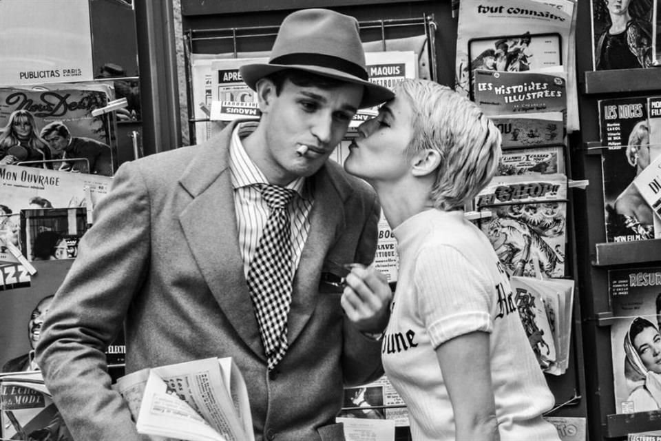 Está en blanco y negro, y presenta a los diferentes personajes que se cruzan en el camino de manera estática, volteando a ver a la cámara y con leyendas que especifican sus nombres.