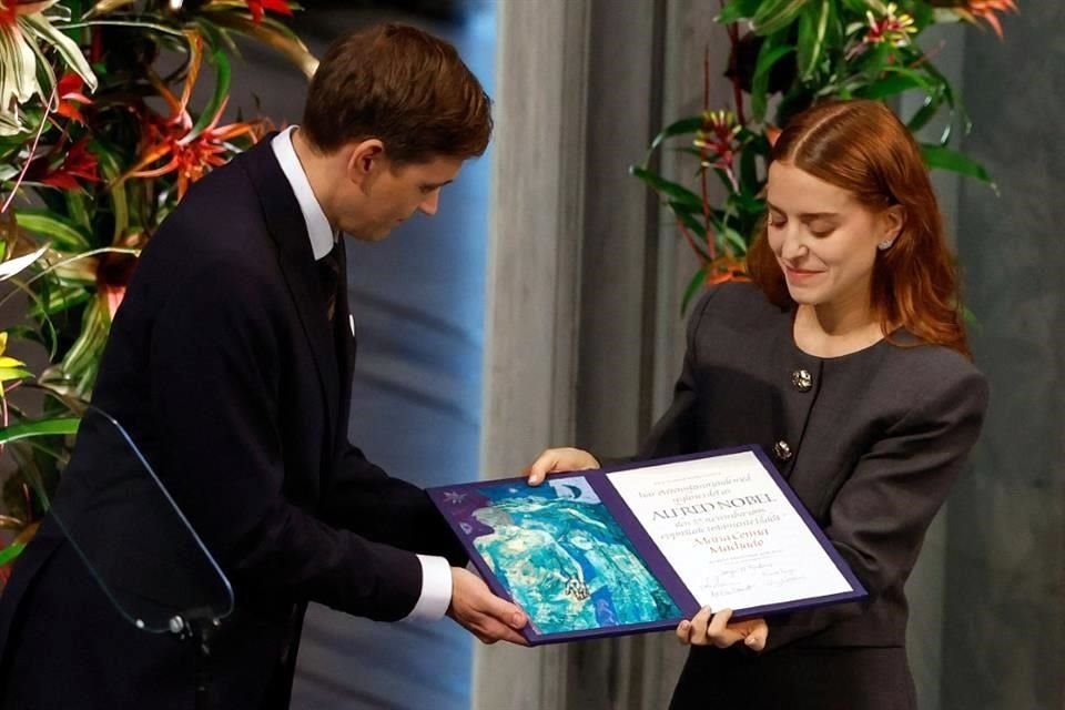 La hija de María Corina Machado recibió el Premio Nobel de la Paz en nombre de su madre, quien se dirige a Oslo pero no llegó a ceremonia.