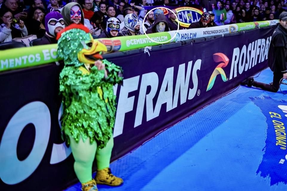 Benito Antonio Martínez Ocasio permaneció durante toda la función durante la participación del Rey de Plata y Oro, protagonista de la lucha estelar de la noche.