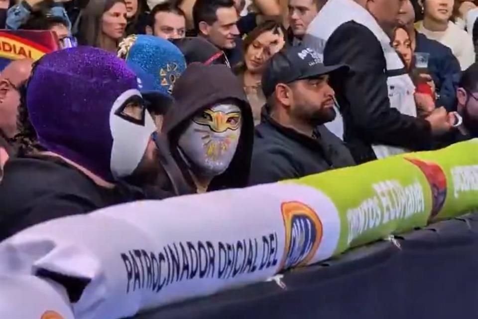 Bad Bunny llegó a México y, antes de arrancar su gira, disfrutó incógnito la función de lucha libre en Arena México con máscara de Místico.