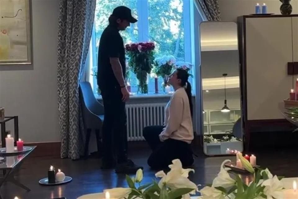 Thorne knielde voor haar vriend.