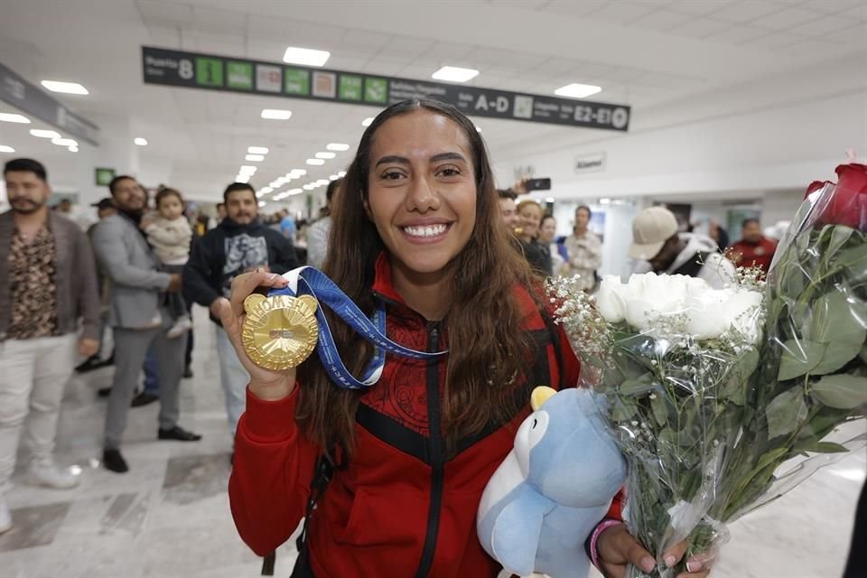 Depois de ganhar o ouro nos Jogos Mundiais, os membros da Seleção Mexicana de Futebol Americano exibiram suas medalhas.