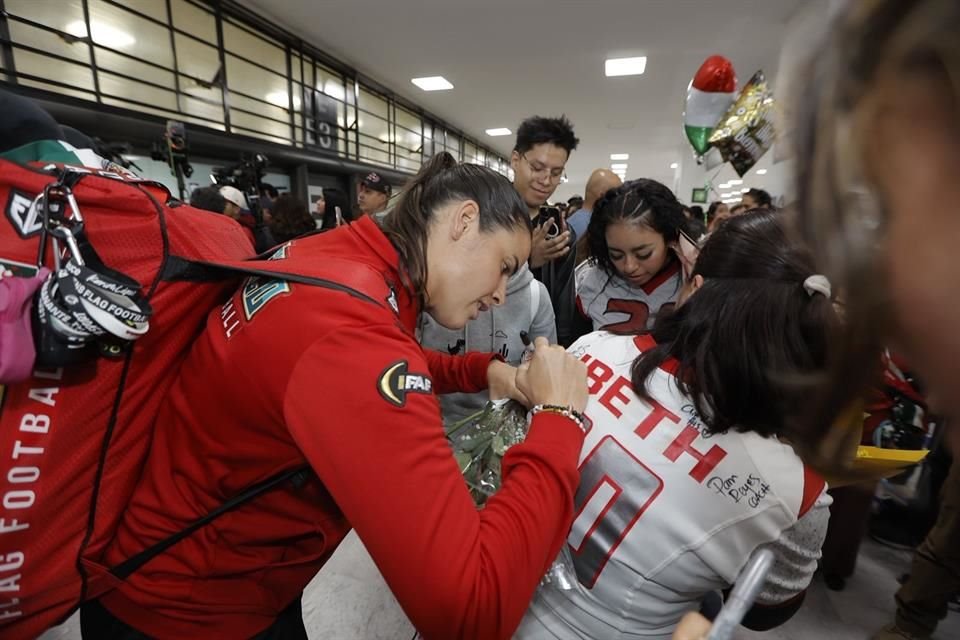 As integrantes da Seleção Feminina reservaram um tempo para dar autógrafos.