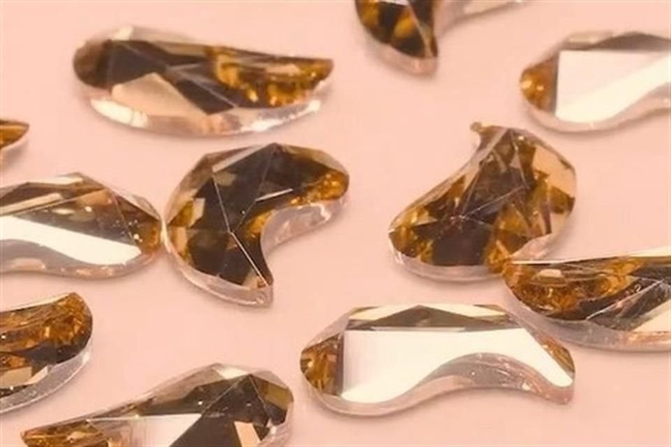 El artístico bolso fue creado con los fulgores de 13 mil cristales Swarovski Golden Shadow y negros, aplicados de manera individual sobre la superficie de este accesorio de piel de becerro italiana.