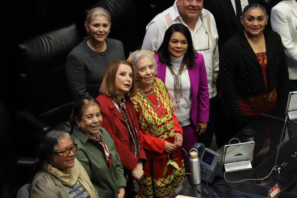 La escritora Elena Poniatowska dijo que el ex Presidente AMLO debió escuchar más a mujeres y niños.