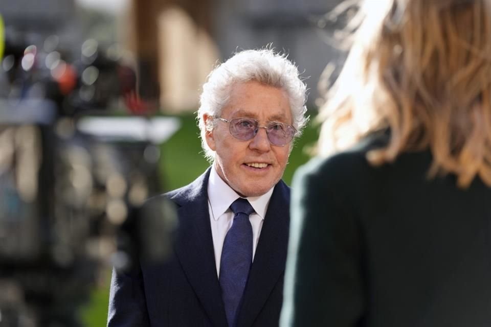 Sir Roger declaró tras la ceremonia de investidura en el Castillo de Windsor que aceptaba el honor en nombre de los miembros de la organización benéfica que encabeza.