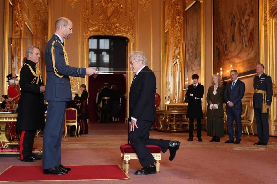Sir Roger recibió el título de Caballero de manos del Príncipe de Gales, William.