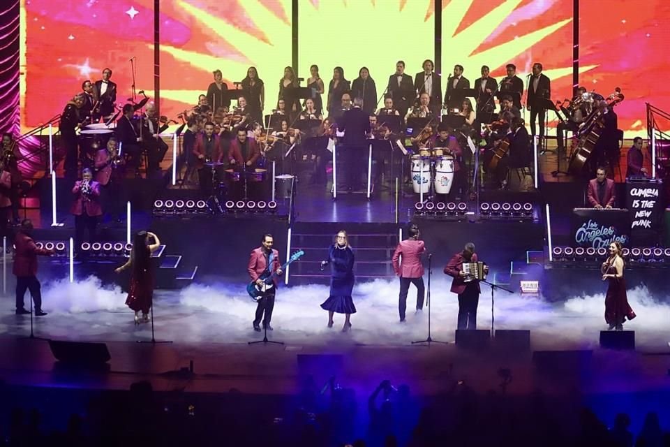 La presencia de Denise Gutiérrez, vocalista de Hello Seahorse!, quien entonó 'El Listón de tu Pelo', causó furor en la audiencia, pues era apenas el inicio de una lista importante de invitados.