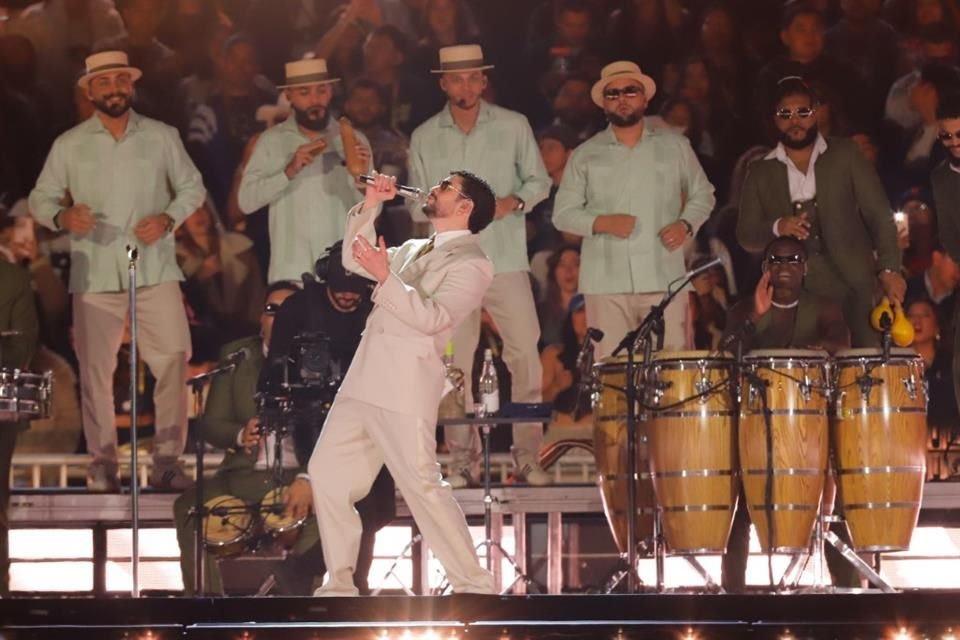 Bad Bunny conquistó a 65 mil personas en el primero de ocho conciertos en la CDMX, como parte de su 'DeBÍ TiRAR MÁS FOToS World Tour'.