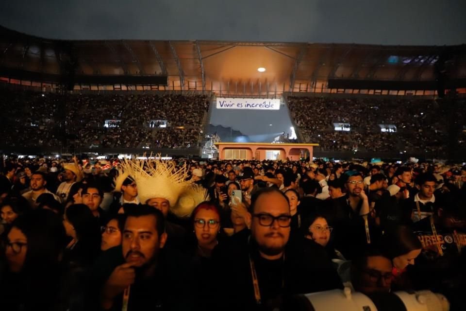 Un resbalón, una máscara del Místico y mucha energía fue el saldo del primero de ocho conciertos que Bad Bunny ofreció en el Estadio GNP, la noche de este miércoles.
