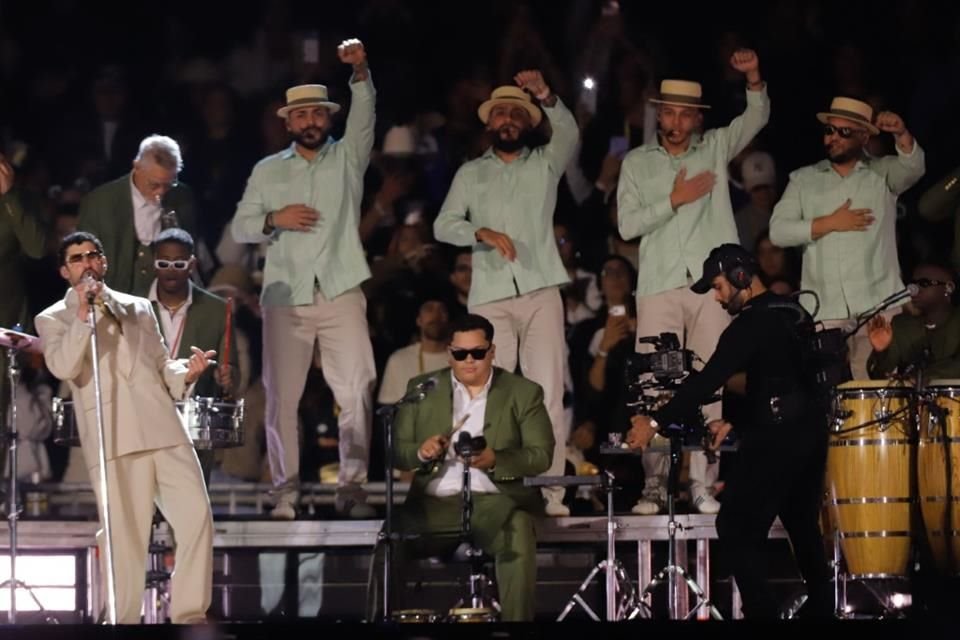 Durante su interpretación de 'WELTiTA', el ganador del Latin Grammy fue generoso al compartir el escenario con Chuwi, sus teloneros.