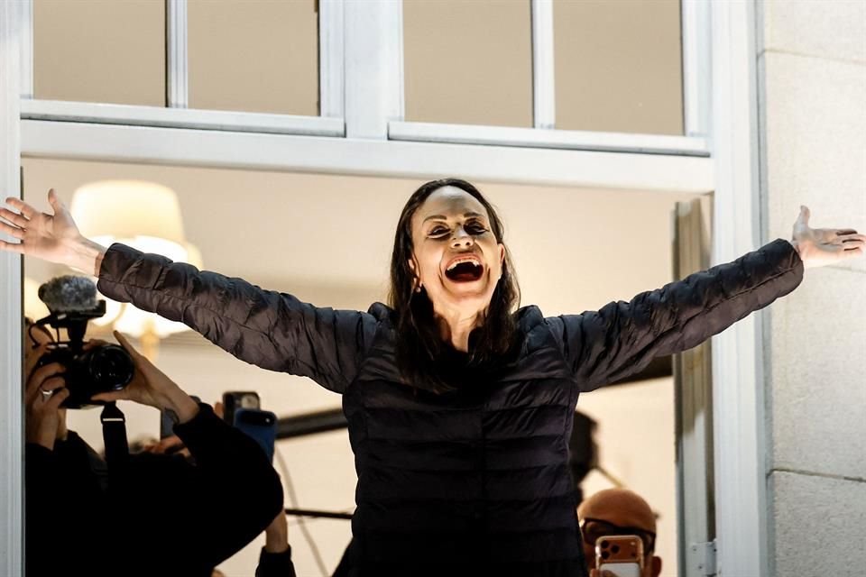 La opositora venezolana María Corina Machado saluda a seguidores desde el Gran Hotel, en Oslo, el 11 de diciembre.