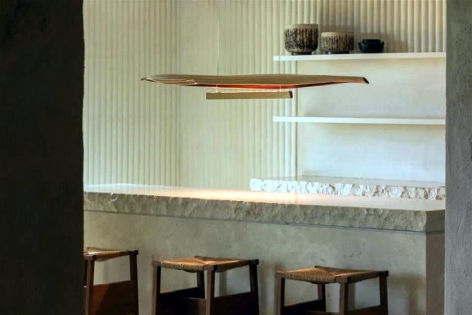 Su estética minimalista abraza la imperfección como parte de su belleza.