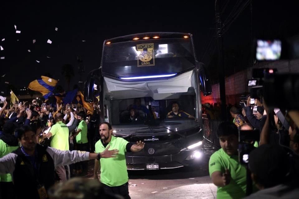 La afición de Tigres armó su fiesta para la Final de ida ante Toluca. Checa las imágenes.