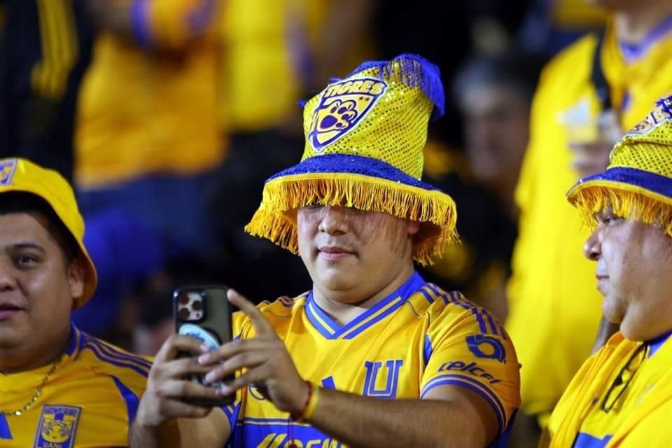 La afición de Tigres armó su fiesta para la Final de ida ante Toluca. Checa las imágenes.