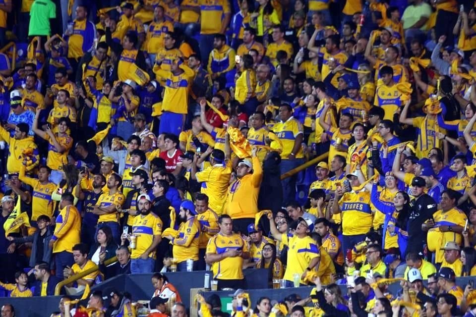 La afición de Tigres armó su fiesta para la Final de ida ante Toluca. Checa las imágenes.