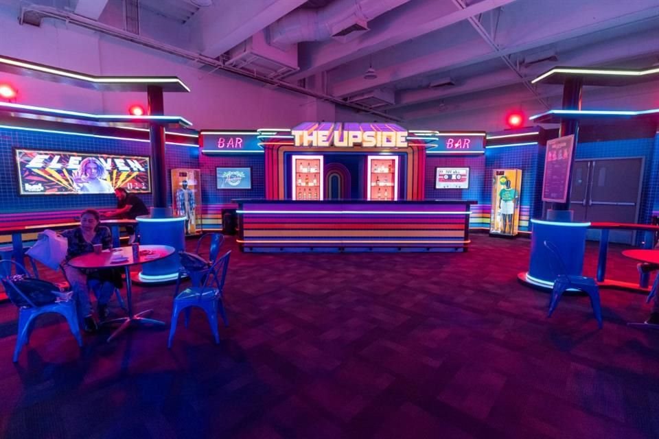 A través de audios y videos, los personajes de la serie te van dando las instrucciones.