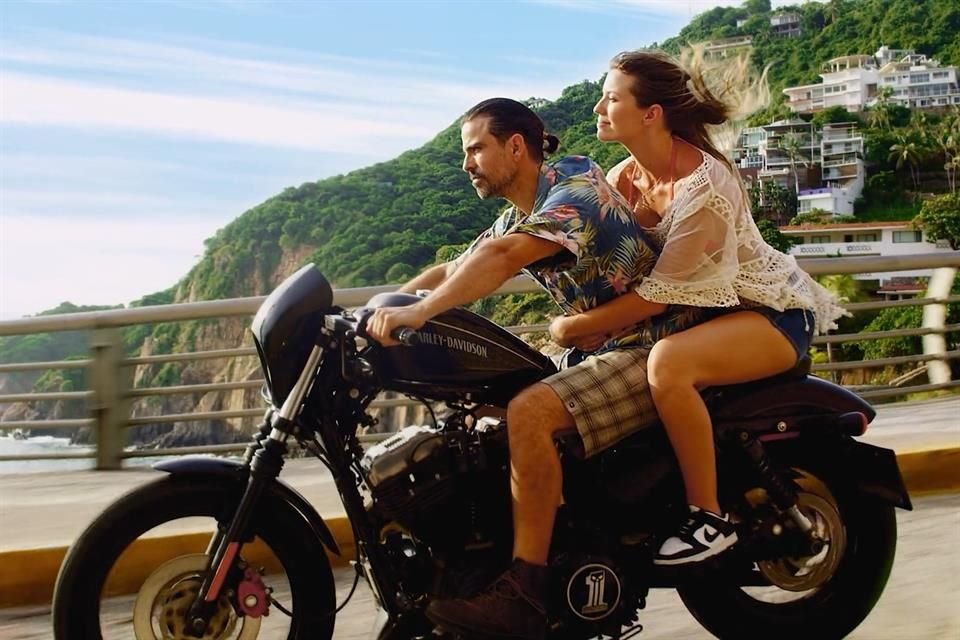 La historia se mueve entre lo real y lo ficticio, entre la superficialidad de la fama y las profundas consecuencias emocionales que se esconden detrás de un rostro perfecto.