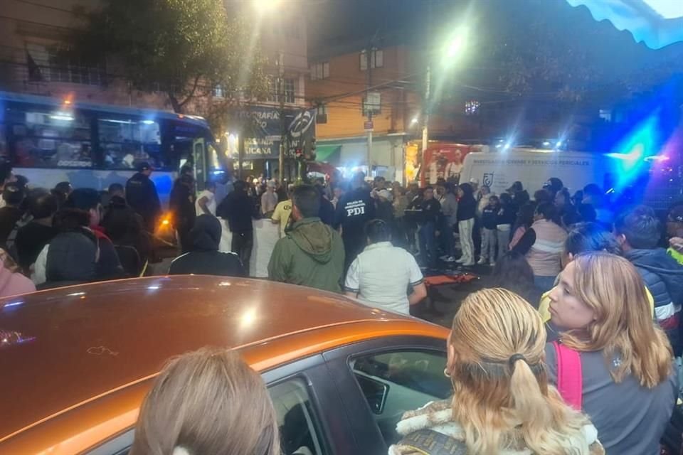 Decenas de personas quienes dijeron ser familiares de las víctimas obstaculizaron las labores de la Fiscalía.