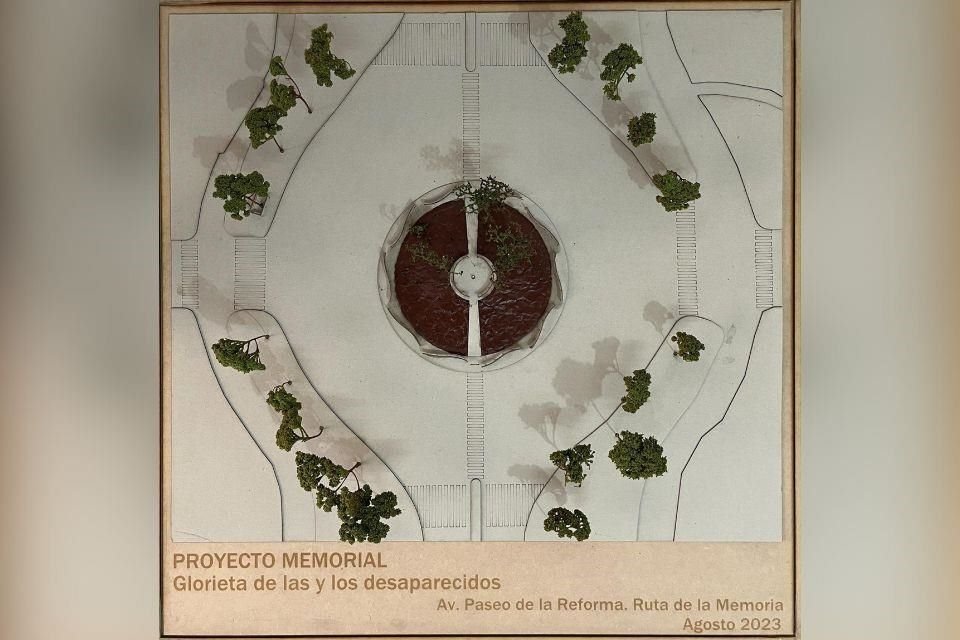 Familiares propusieron a la entonces Jefa de Gobierno diseñar un memorial para las personas desaparecidas. alrededor del ahuehuete