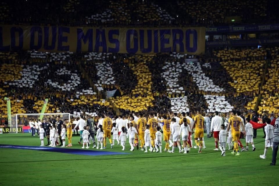 Más del color en la casa de los Tigres. Enorme mosaico.