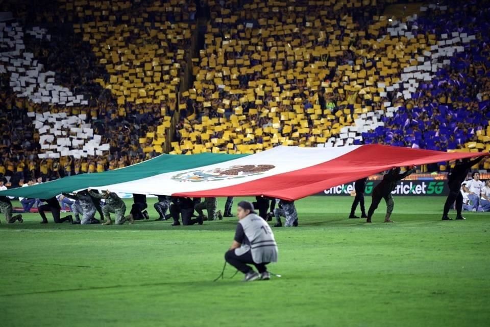 Más del color en la casa de los Tigres. Enorme mosaico.