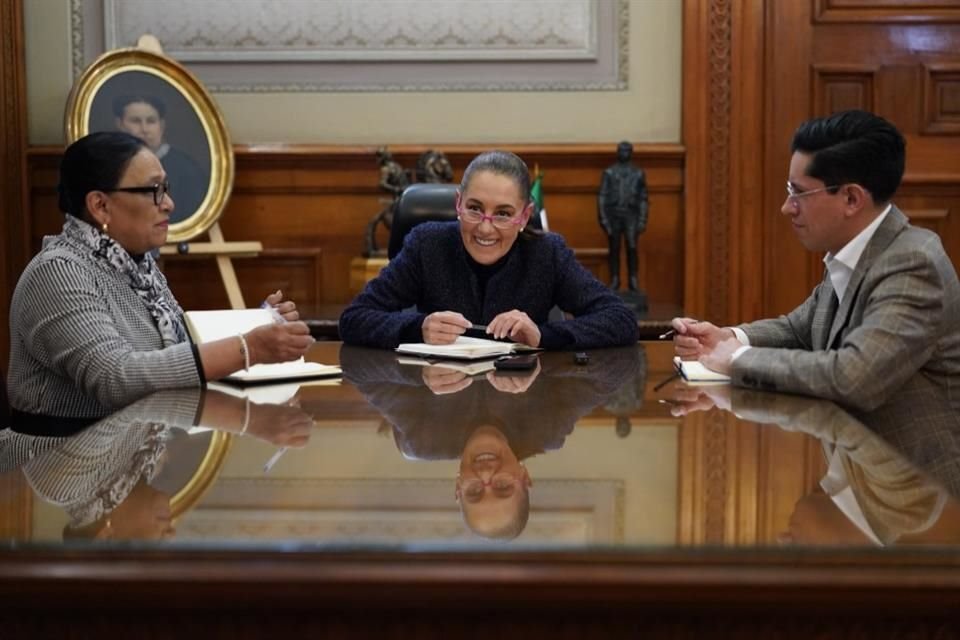 La Presidenta Claudia Sheinbaum dijo que invitó al Papa León XIV a México en llamada telefónico.