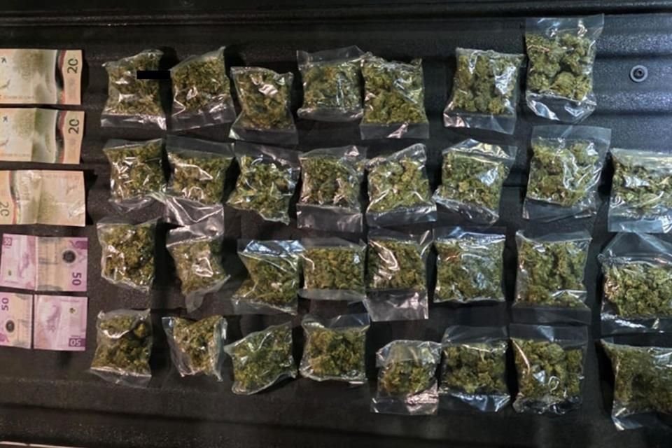 En la revisión preventiva, a los individuos de 42 y 21 años, les encontraron 31 dosis de mariguana, dinero y dos celulares, por lo que fueron puestos a disposición del MP.