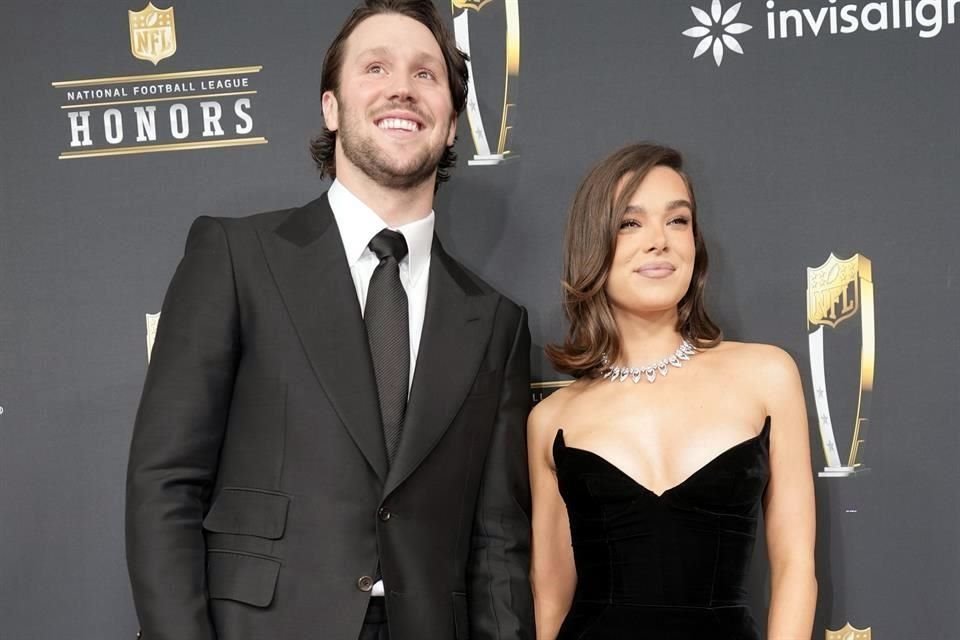 Hailee Steinfeld y Josh Allen anunciaron en redes sociales que esperan su primer hijo, compartiendo un emotivo video grabado en la nieve.